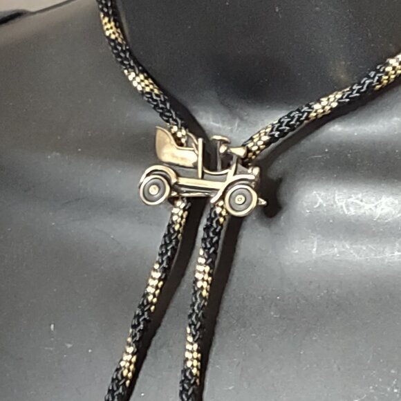Very Cool Gold Tone And Black Old Fashion Car Bolo Tie - Picture 2 of 11